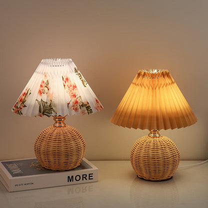 Zeitgenössische nordische Rattan-Stoff-gefaltete konische Ball-LED-Tischlampe für das Schlafzimmer