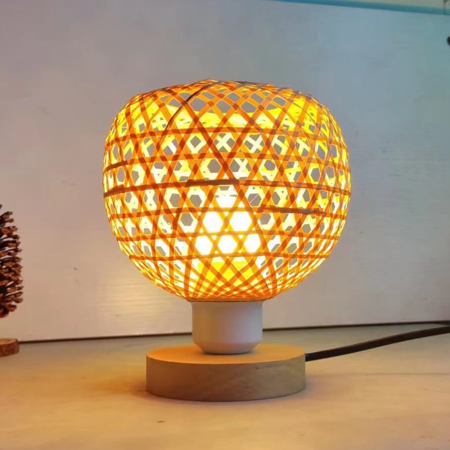 Traditionelle chinesische Bambusweberei Holz Käfig Form 1-Licht Tischlampe für das Studium