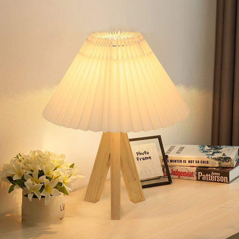 Moderne Minimalistische Trapezförmige Tripod Geknitterter Stoffschirm Holz 1-Lampe Tischlampe Für Schlafzimmer