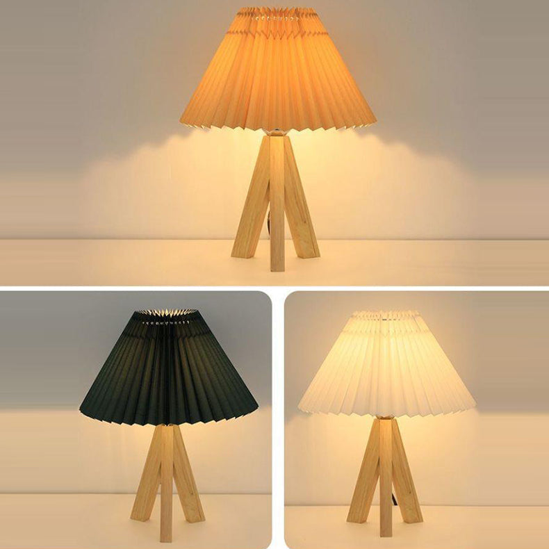 Moderne Minimalistische Trapezförmige Tripod Geknitterter Stoffschirm Holz 1-Lampe Tischlampe Für Schlafzimmer