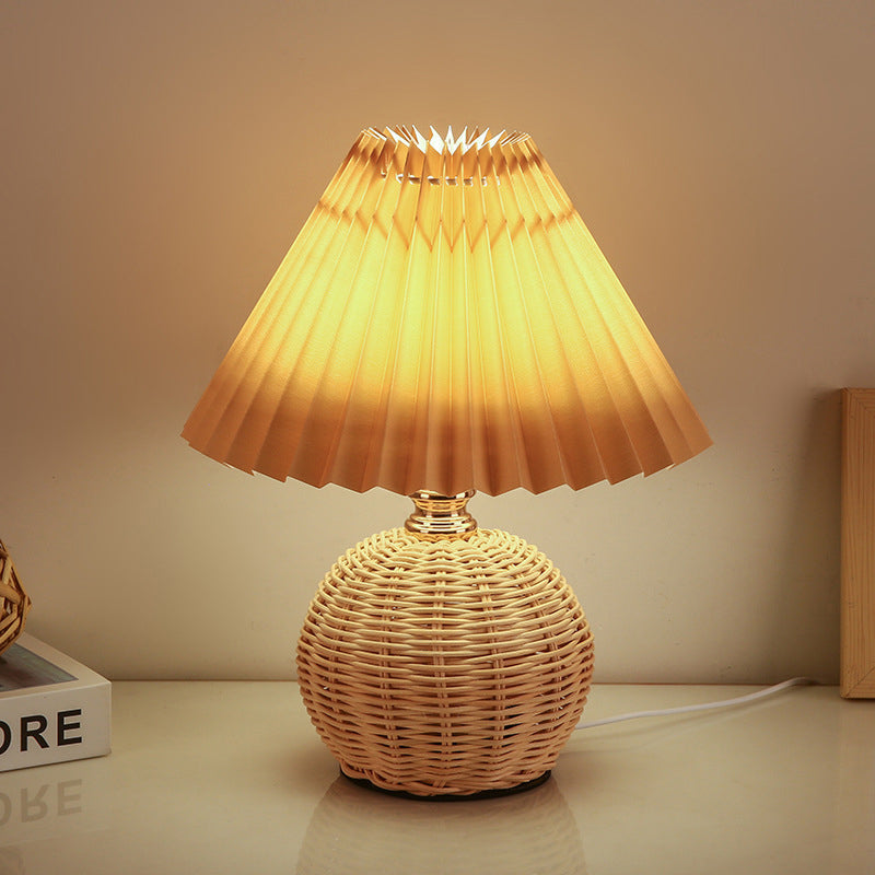 Zeitgenössische nordische Rattan-Stoff-gefaltete konische Ball-LED-Tischlampe für das Schlafzimmer