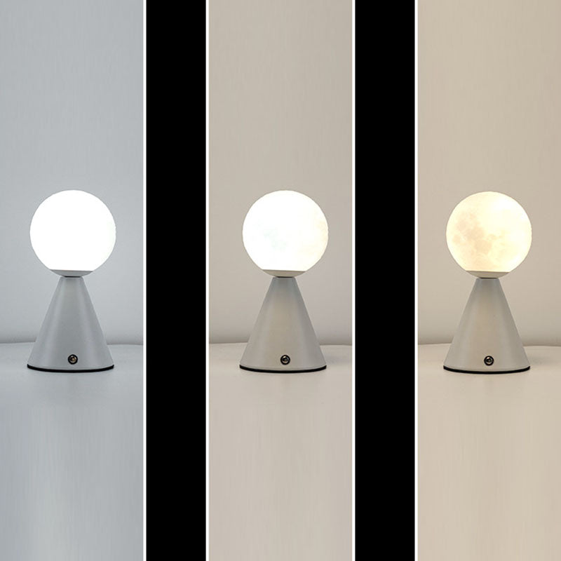 Zeitgenössische Nordic Iron PIA Conic Ball LED wiederaufladbare Tischlampe für Nachttisch