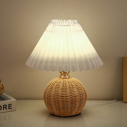 Zeitgenössische nordische Rattan-Stoff-gefaltete konische Ball-LED-Tischlampe für das Schlafzimmer