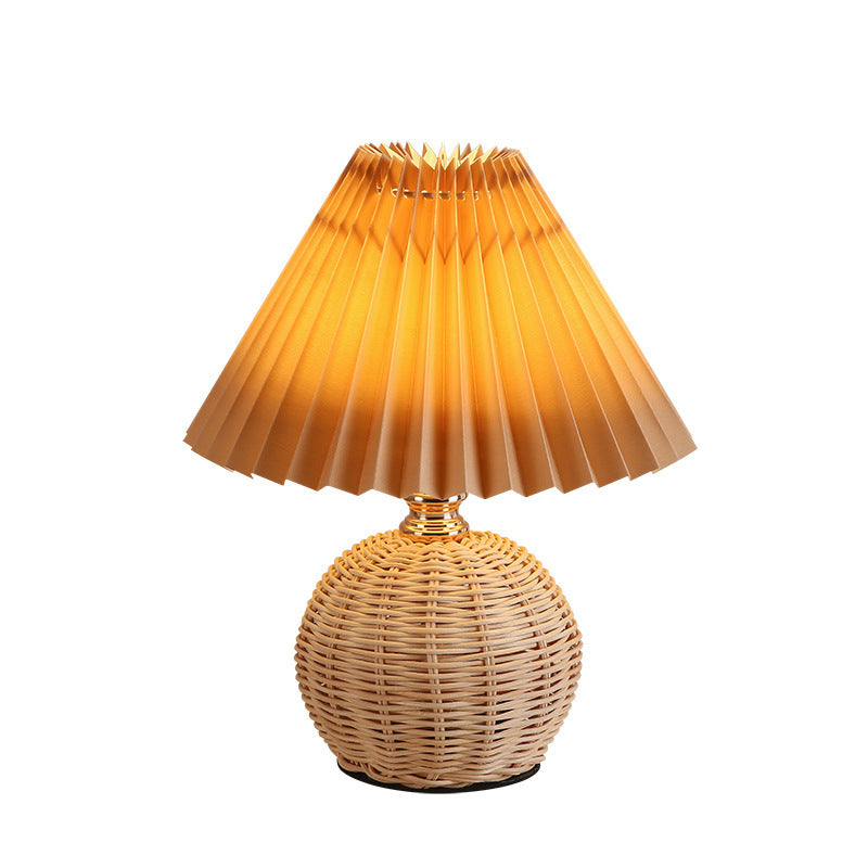 Zeitgenössische nordische Rattan-Stoff-gefaltete konische Ball-LED-Tischlampe für das Schlafzimmer