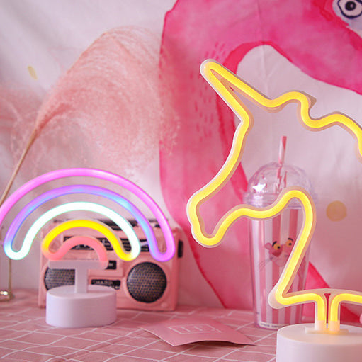 Zeitgenössische Kreative Regenbogen-Einhorn Kunststoff AcryLED Tischlampe Für Schlafzimmer