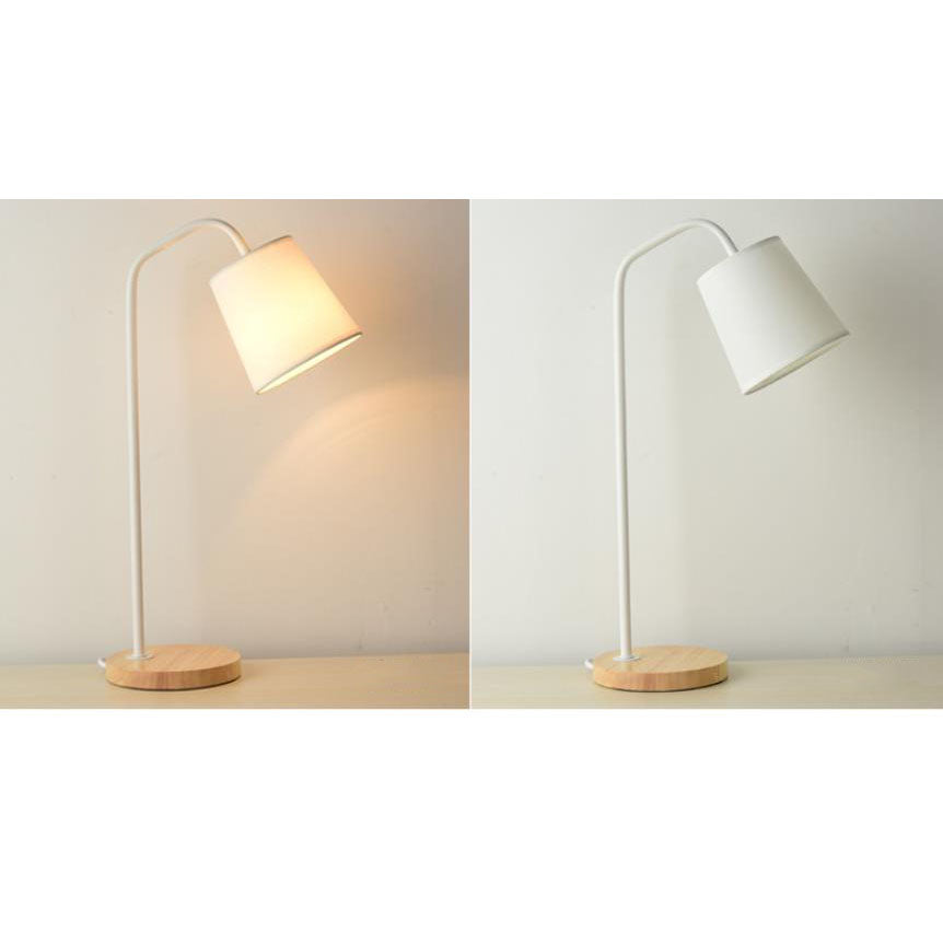 Einfache Stoffkegel-Schirm Holzsockel 1-Lampe Tischlampe