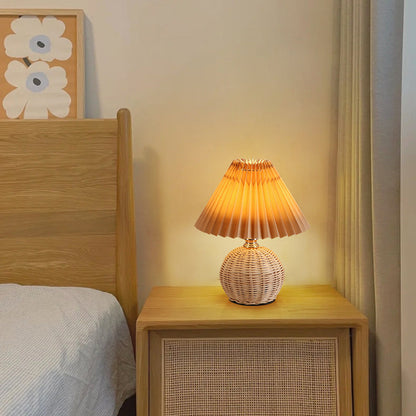 Zeitgenössische nordische Rattan-Stoff-gefaltete konische Ball-LED-Tischlampe für das Schlafzimmer