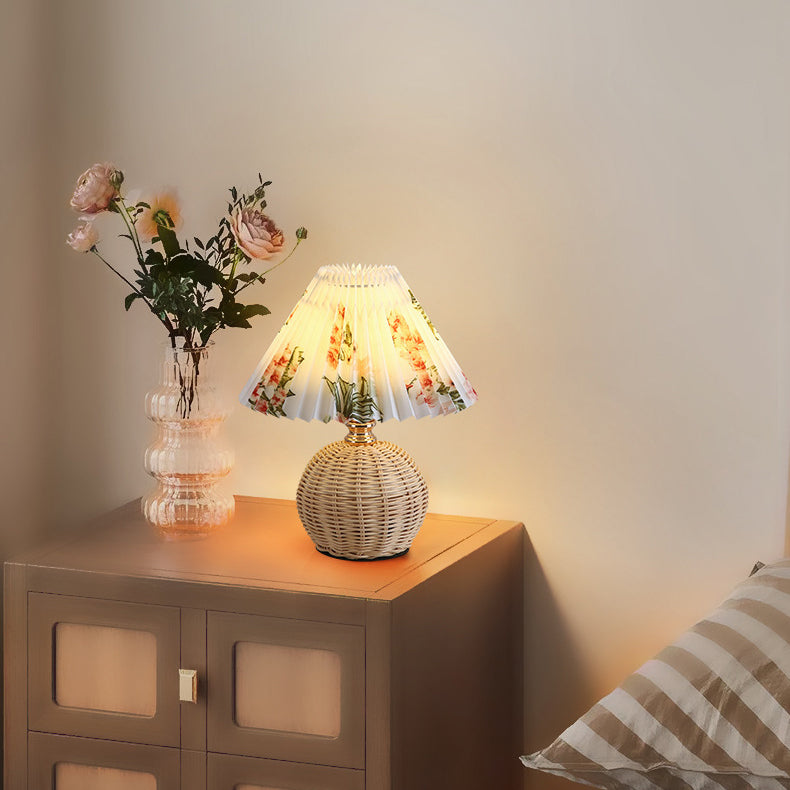 Zeitgenössische nordische Rattanstoff gefaltete konische Ball-LED-Tischlampe für das Schlafzimmer