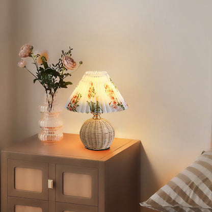 Zeitgenössische nordische Rattan-Stoff-gefaltete konische Ball-LED-Tischlampe für das Schlafzimmer