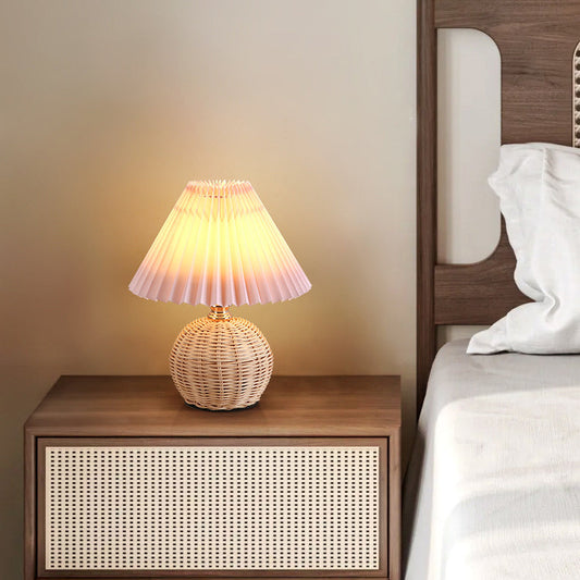 Zeitgenössische nordische Rattanstoff gefaltete konische Ball-LED-Tischlampe für das Schlafzimmer