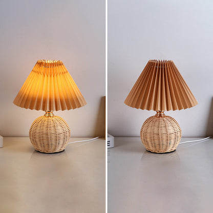 Zeitgenössische nordische Rattanstoff gefaltete konische Ball-LED-Tischlampe für das Schlafzimmer