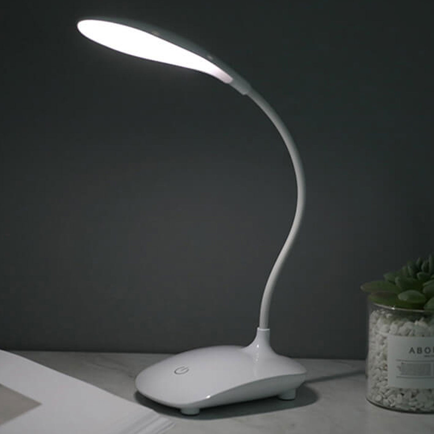 Einfache kreative drehbare Touch-Falt-Schutzlampe mit LED für den Schreibtisch