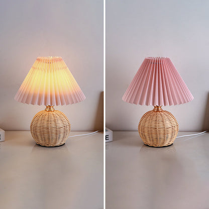 Zeitgenössische nordische Rattan-Stoff-gefaltete konische Ball-LED-Tischlampe für das Schlafzimmer