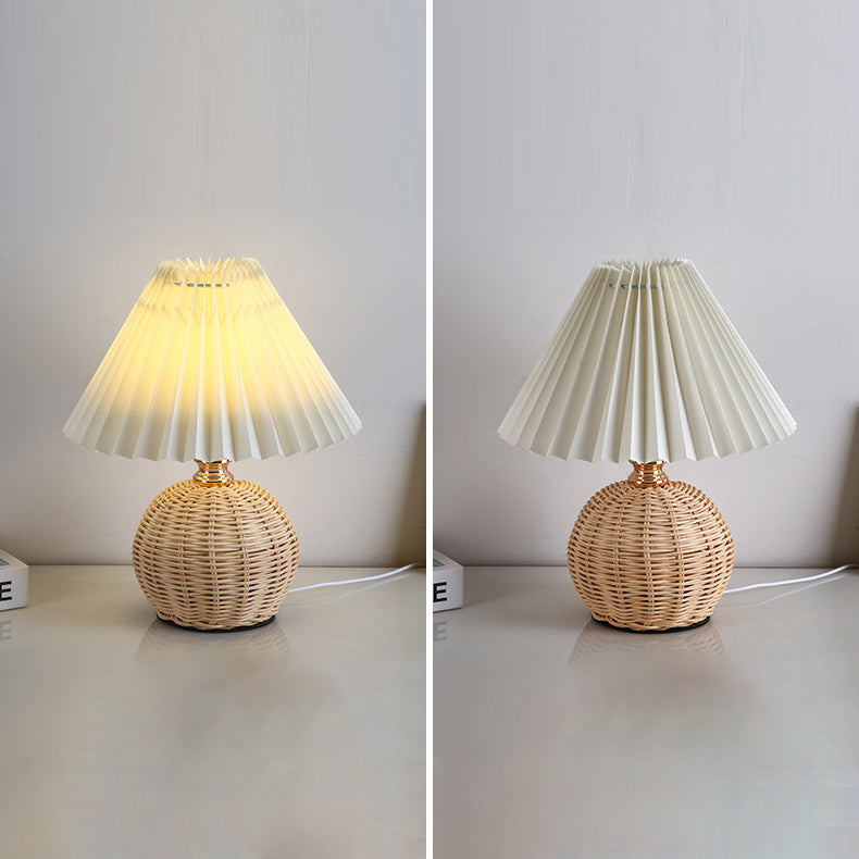 Zeitgenössische nordische Rattan-Stoff-gefaltete konische Ball-LED-Tischlampe für das Schlafzimmer