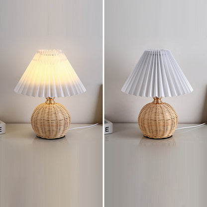 Zeitgenössische nordische Rattanstoff gefaltete konische Ball-LED-Tischlampe für das Schlafzimmer