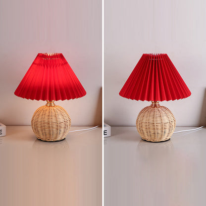 Zeitgenössische nordische Rattan-Stoff-gefaltete konische Ball-LED-Tischlampe für das Schlafzimmer