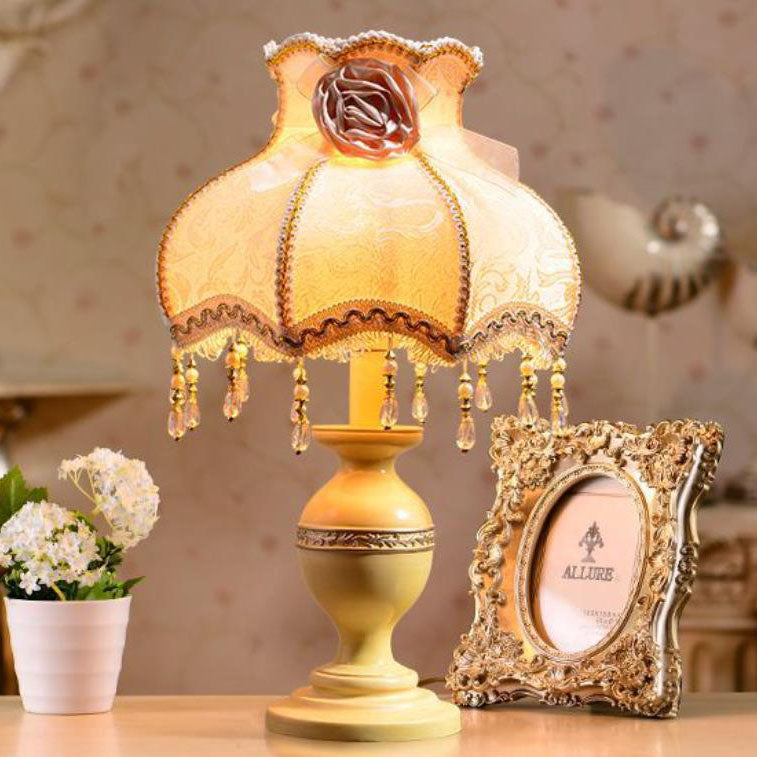 Französische rustikale Tischlampe mit 1 Lampe aus Kunstharz mit Rosenquaste