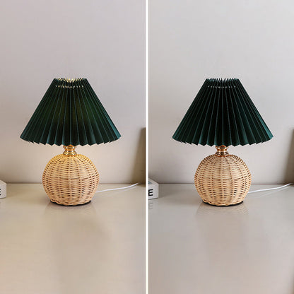 Zeitgenössische nordische Rattan-Stoff-gefaltete konische Ball-LED-Tischlampe für das Schlafzimmer