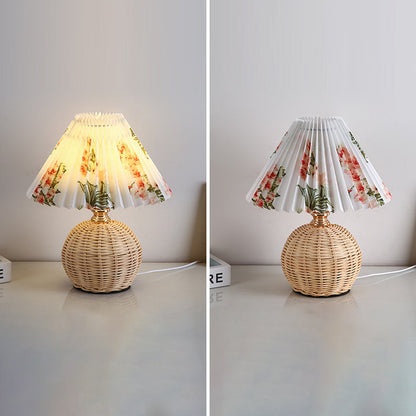 Zeitgenössische nordische Rattan-Stoff-gefaltete konische Ball-LED-Tischlampe für das Schlafzimmer