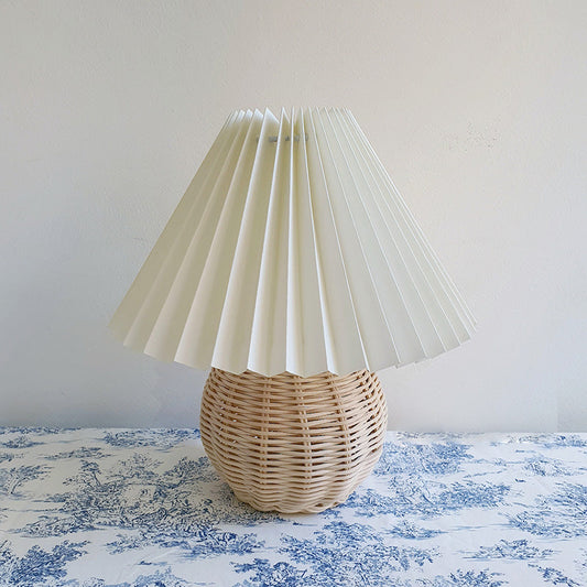 Ball Bamboo Rattan Tischleuchte Modernist 1 Glühbirne Weiß Nachttischlampe mit hundert Falten Schirm