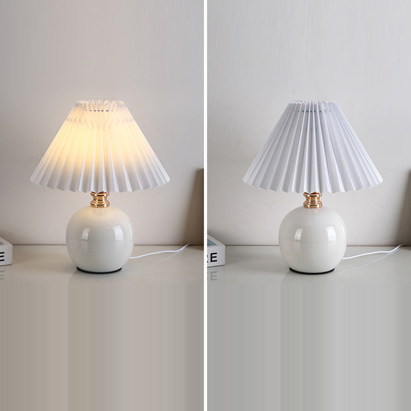 Moderne Art Deco Orb Basis Gerüschtes Stoff Keramisch 1-Licht Tischlampe Für Schlafzimmer