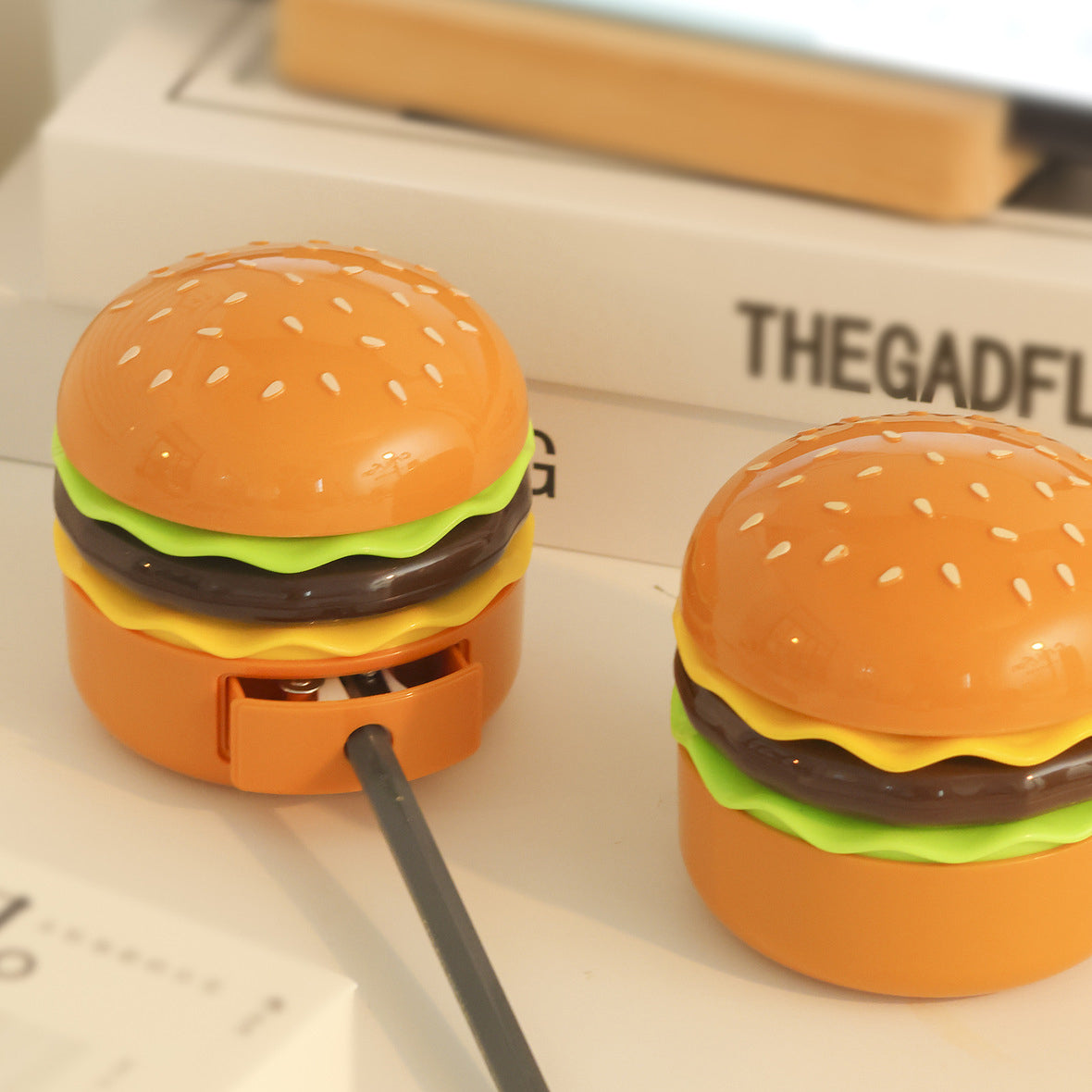 Zeitgenössische kreative Hamburger Kunststoff-LED-Tischlampe für das Schlafzimmer