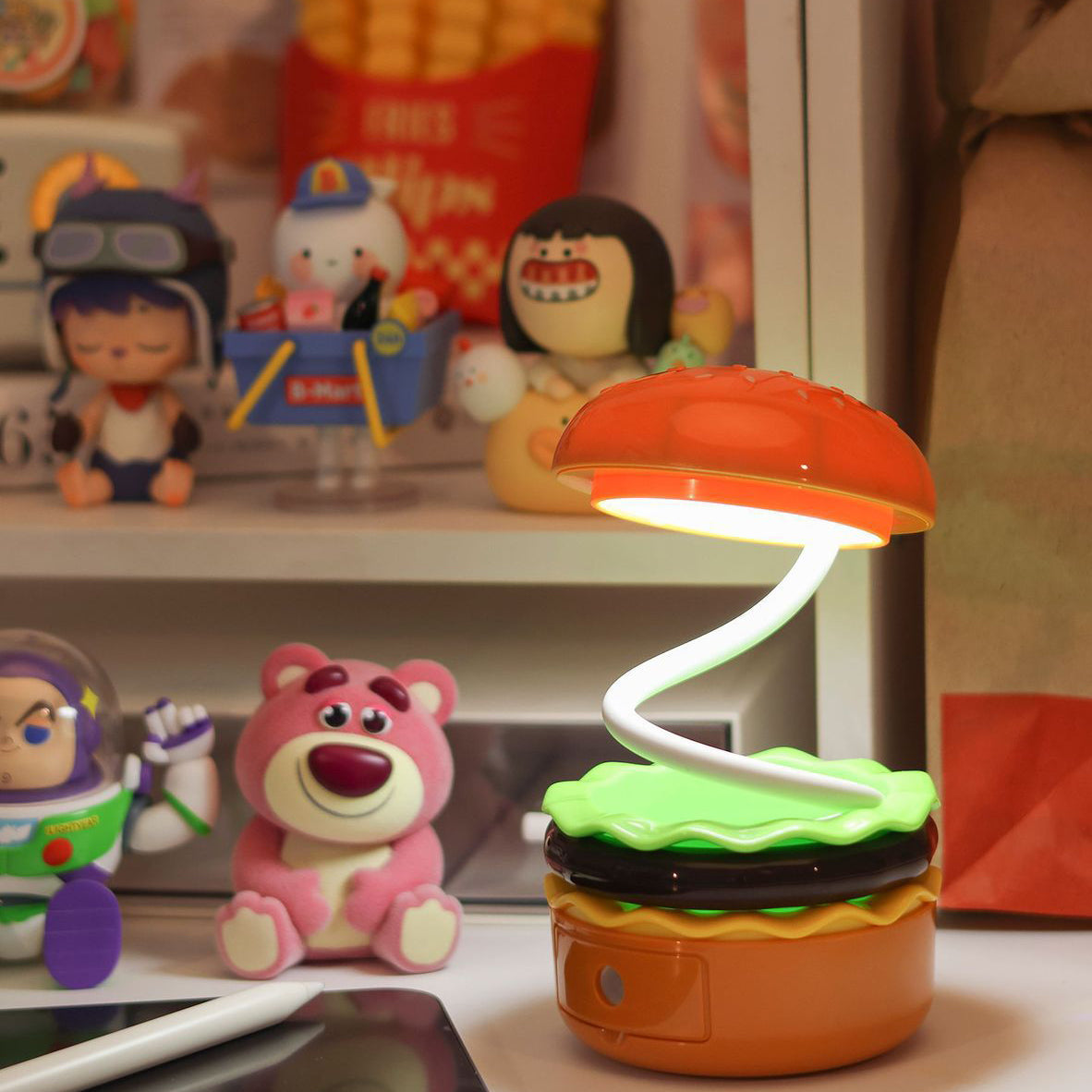 Zeitgenössische kreative Hamburger Kunststoff-LED-Tischlampe für das Schlafzimmer