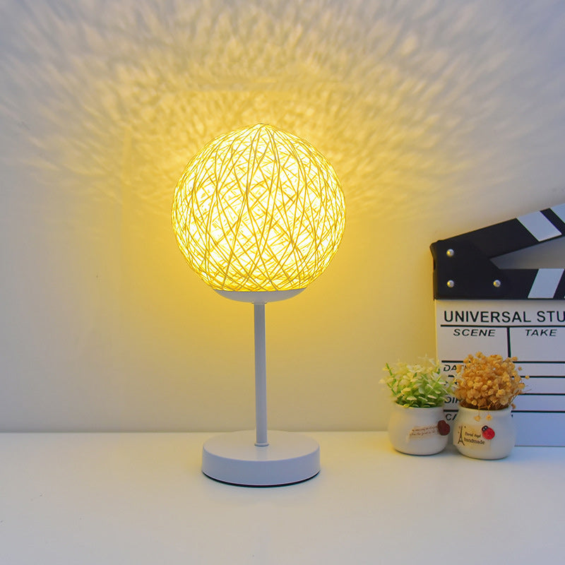 Moderne Art Deco Mond Eisen Rattan LED Tischlampe für das Schlafzimmer