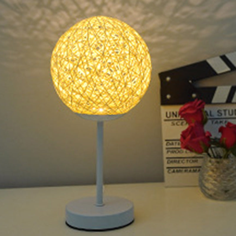 Moderne Art Deco Mond Eisen Rattan LED Tischlampe für das Schlafzimmer