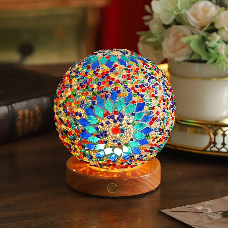 Zeitgenössische kreative Bohemian-Holz-Basis farbenfrohe Glasball dekorative USB-LED-Schreibtischlampe für das Schlafzimmer