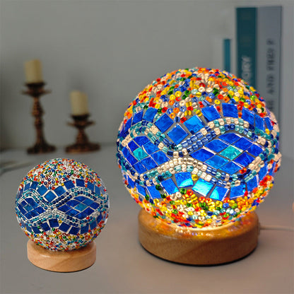 Zeitgenössische kreative Bohemian-Holz-Basis farbenfrohe Glasball dekorative USB-LED-Schreibtischlampe für das Schlafzimmer