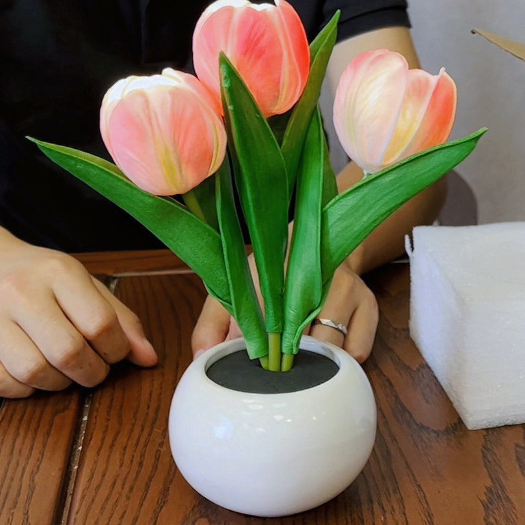 Zeitgenössische kreative Tulpenblumen Keramik PU USB LED Tischlampe für das Schlafzimmer