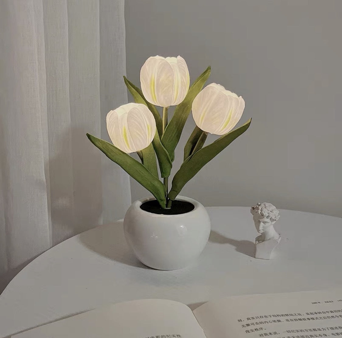 Zeitgenössische kreative Tulpenblumen Keramik PU USB LED Tischlampe für das Schlafzimmer