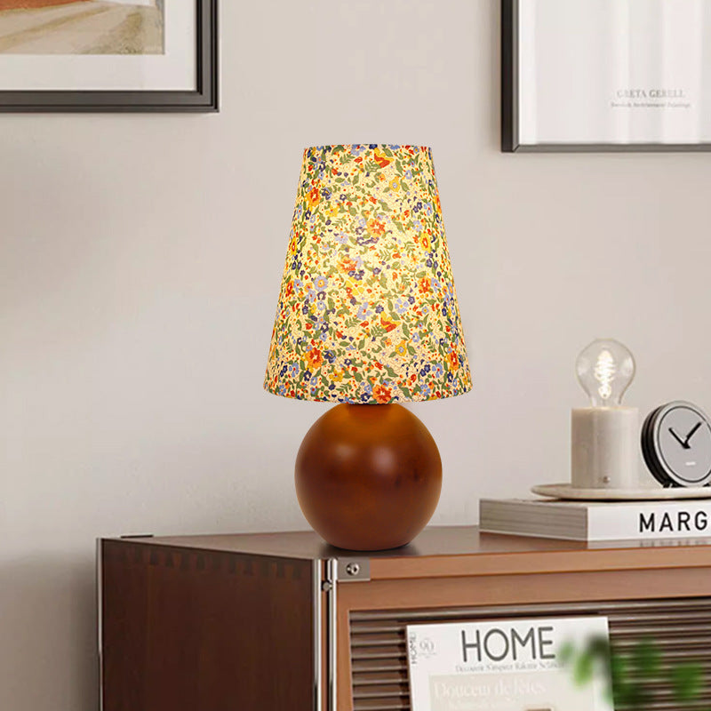 Traditionelle Vintage Rundtischkugel Zylinderbasis Blumenverzierung Massivholz Stoff LED Tischlampe für Schlafzimmer