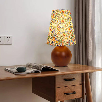 Traditionelle Vintage Rundtischkugel Zylinderbasis Blumenverzierung Massivholz Stoff LED Tischlampe für Schlafzimmer