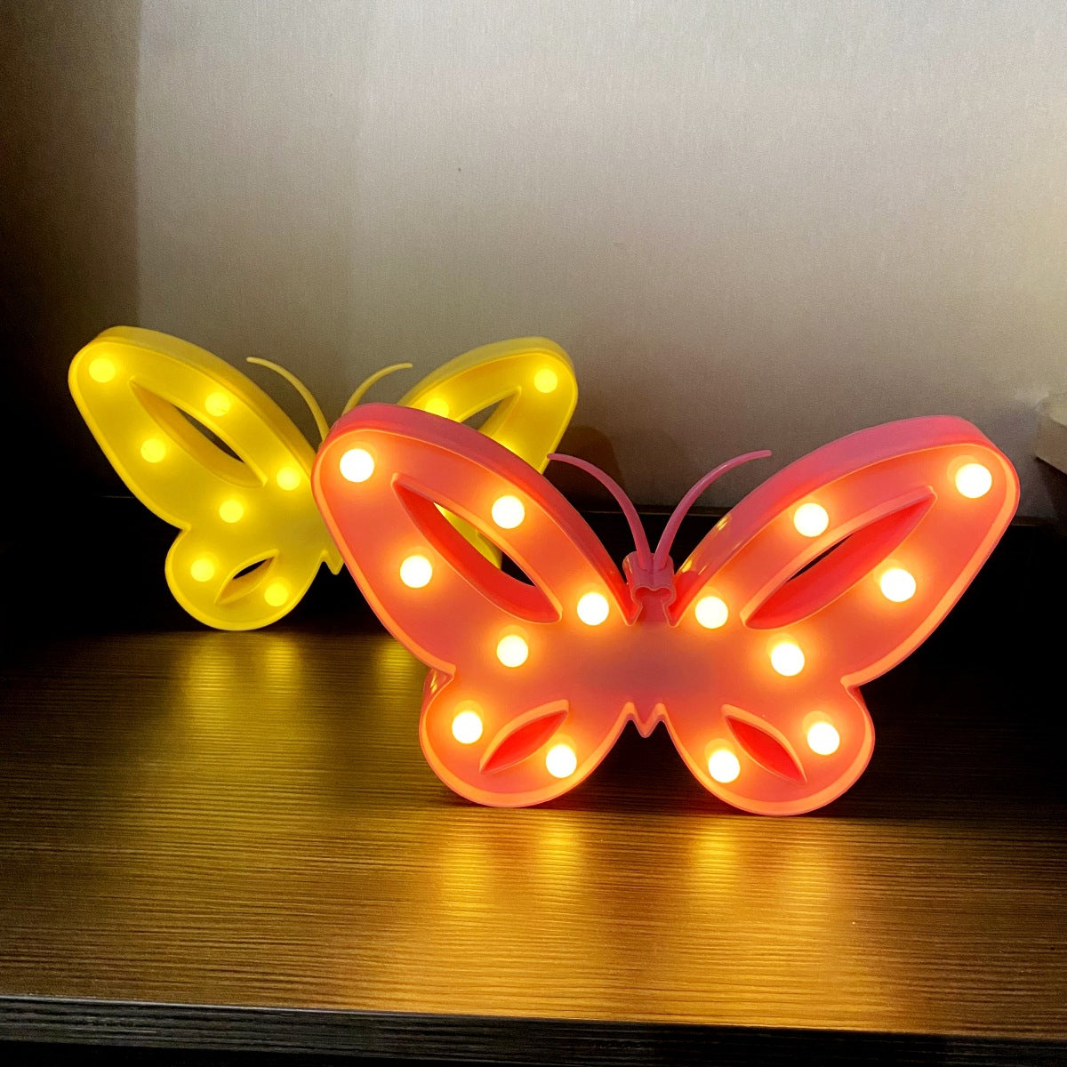 Moderne Art Deco Schmetterlingsform LED Nachtlicht Tischlampe für das Schlafzimmer