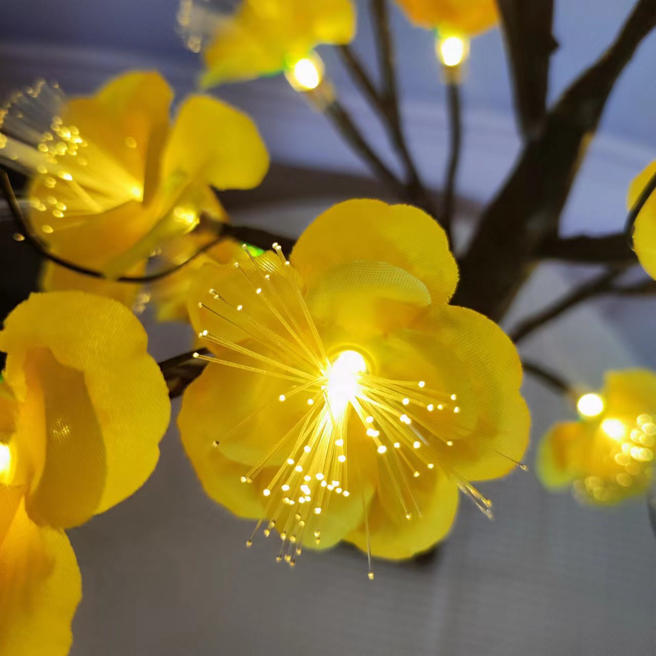 Zeitgenössische Kreative Plastikstoff Künstliche Rosenblume Baum LED Tischlampe Für Schlafzimmer