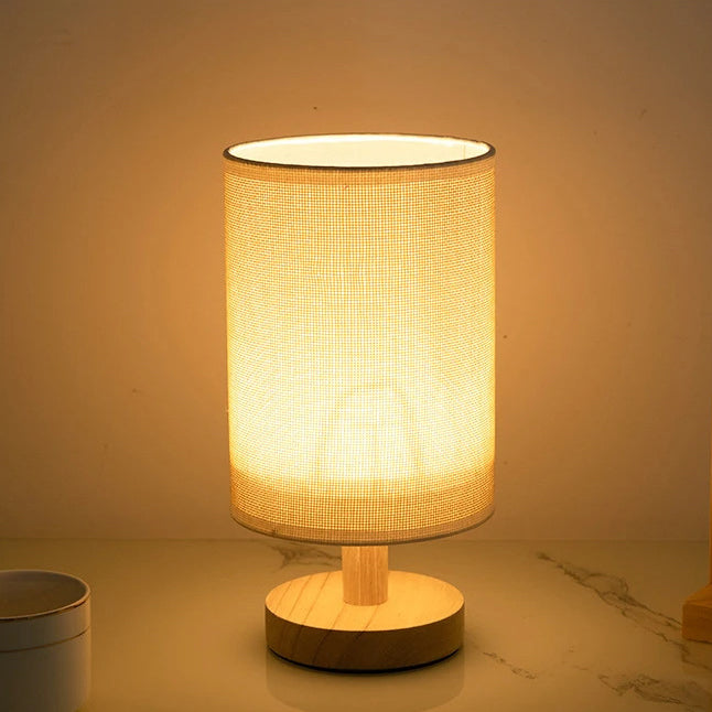 Zeitgenössische nordische Zylinder aus massivem Holz Stoff LED Tischlampe für Schlafzimmer