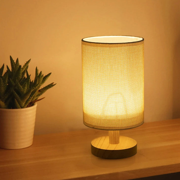 Zeitgenössische nordische Zylinder aus massivem Holz Stoff LED Tischlampe für Schlafzimmer