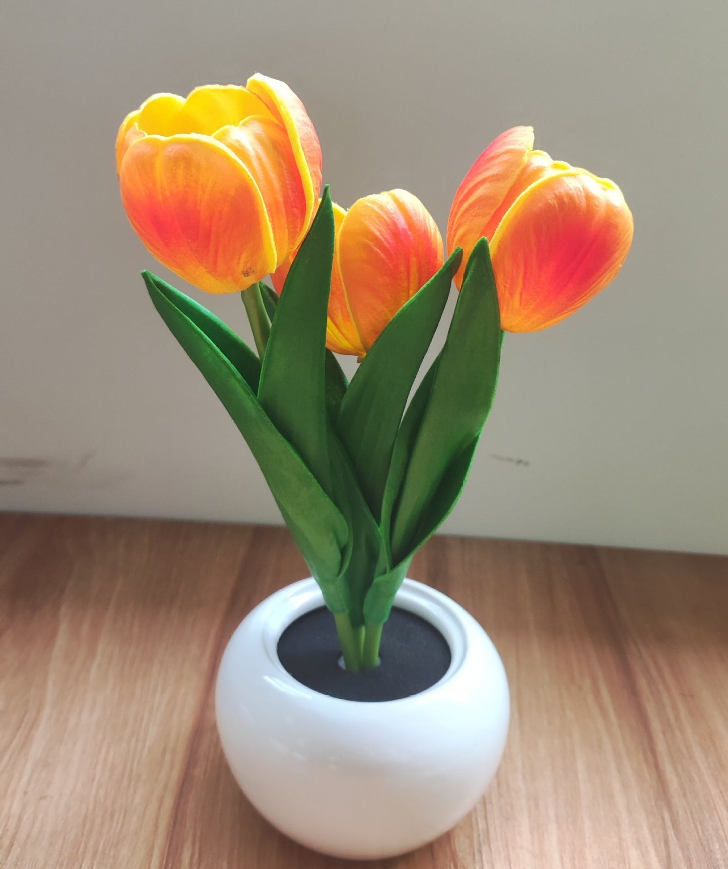 Moderne Art Deco Tulpenstrauß PU Keramik LED Tischlampe für das Schlafzimmer