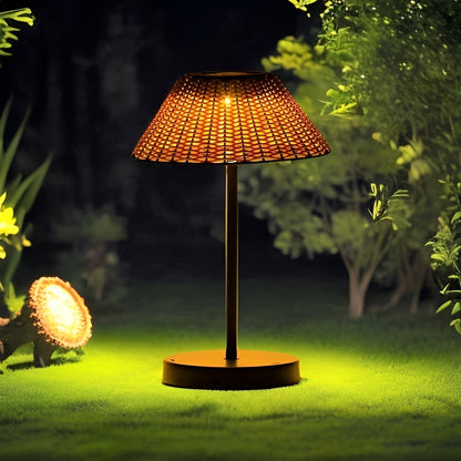 Elegante GardenWoven Solar Tischlampe - Wetterfest & Energiesparend