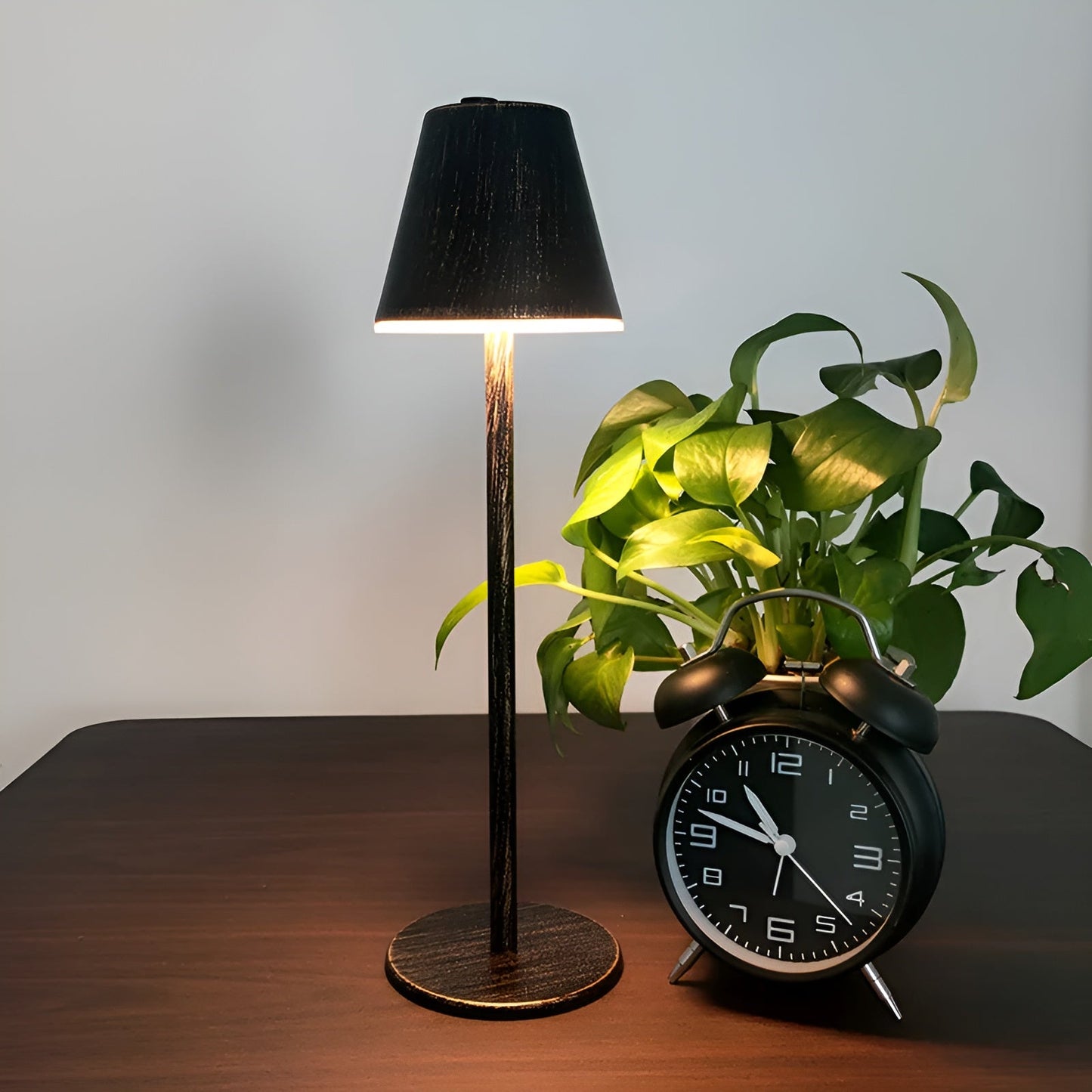 RoyaleGlow Moderne LED Tischlampe mit Touch-Schalter & USB-Anschluss für ultimativen Komfort