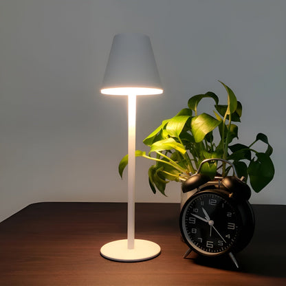 RoyaleGlow Moderne LED Tischlampe mit Touch-Schalter & USB-Anschluss für ultimativen Komfort