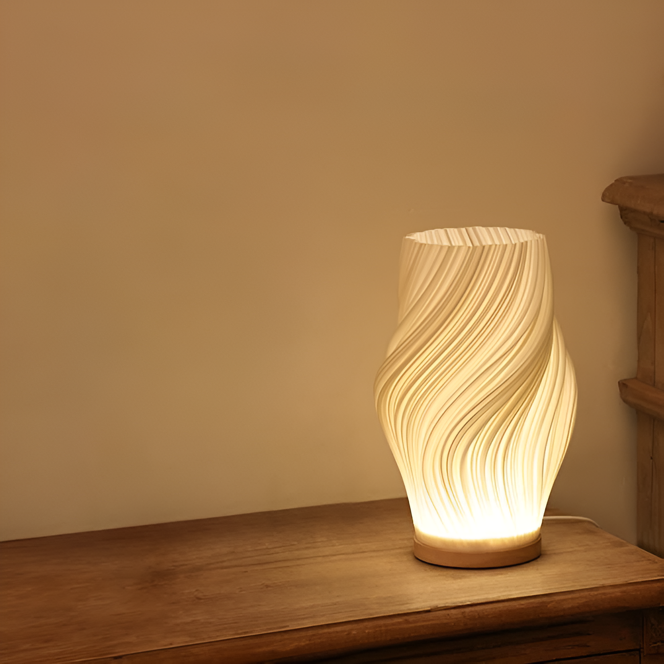 DreamWave - Moderne cremefarbene 3D-Wellenlampe mit elegantem Metallsockel