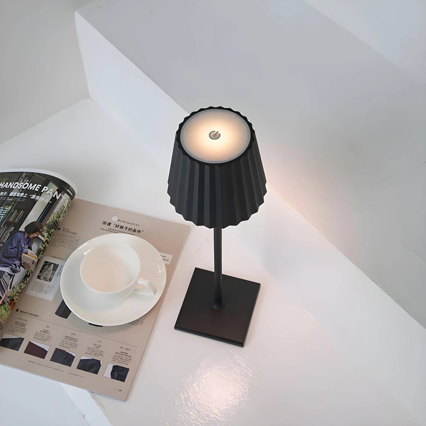 Luxe Skandinavische Drahtlose Tischlampe Arlo – Elegante LED-Beleuchtung mit USB-Ladefunktion