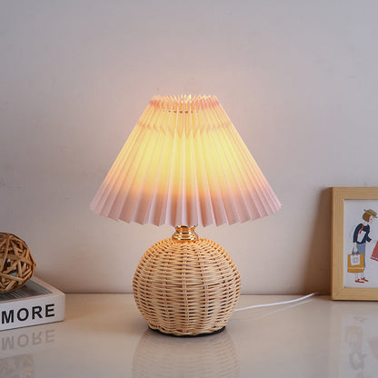 Zeitgenössische nordische Rattan-Stoff-gefaltete konische Ball-LED-Tischlampe für das Schlafzimmer