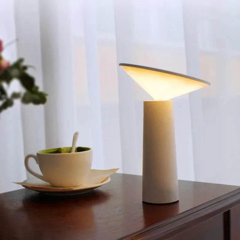 Minimalistische, intelligente Tischlampe im Kegel-Stil